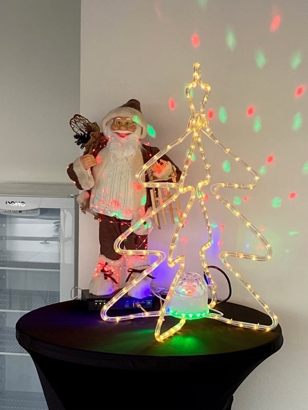 Foto des Testaufbaus, das die pdu-Box, eine LED-Weihnachtsdekoration, eine LED-Diskokugel und eine elektrische Weihnachtsmannpuppe zeigt
